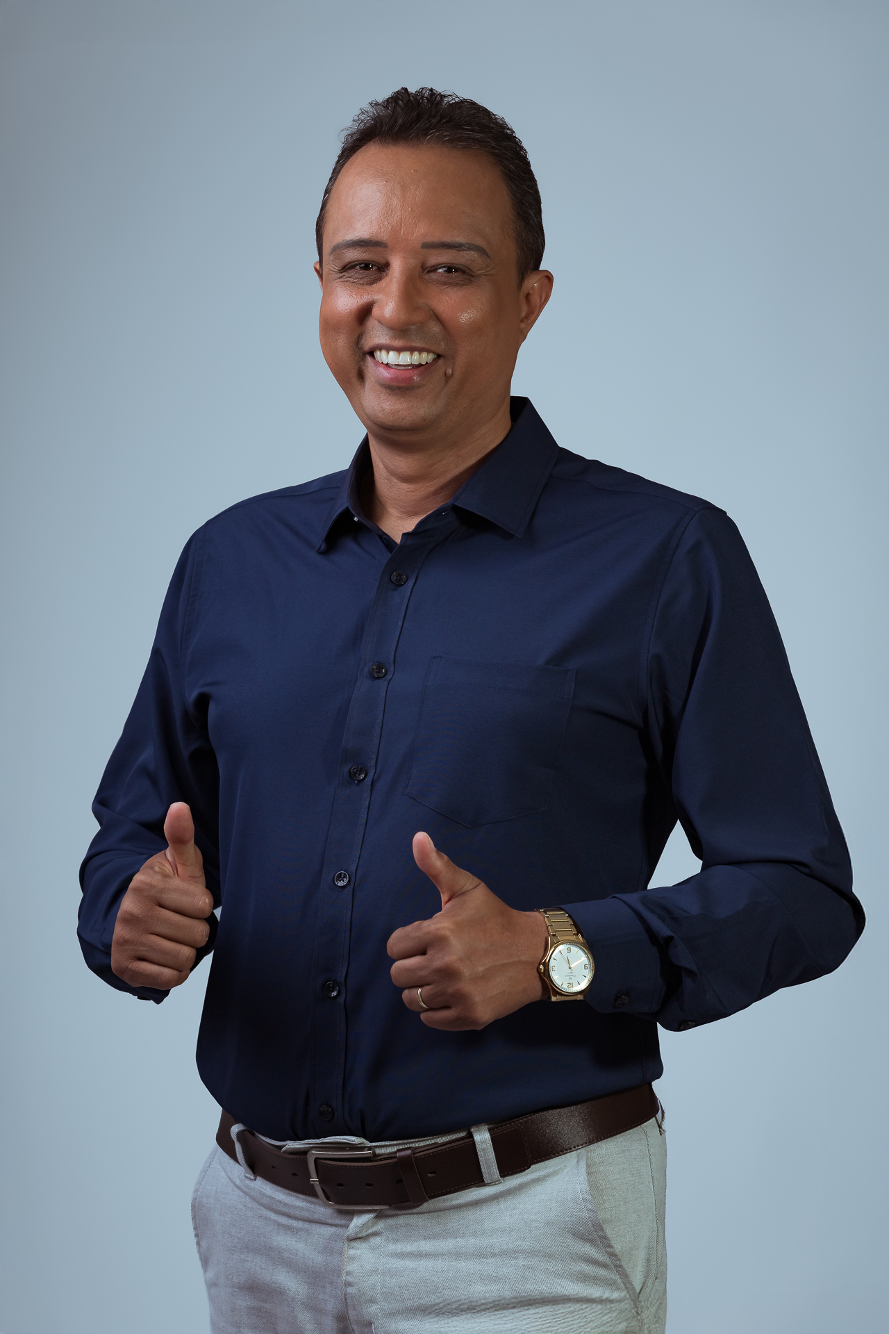 Denilson Soares fazendo sinal de positivo com as duas mãos, pedindo voto 77153